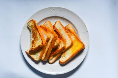 Tereyağlı tost ve şekerli serpinti.