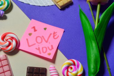 Şekerin, çikolatanın, pamuk şekerin arka planında 