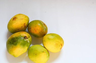 Taze sarı mango meyvesi 
