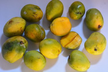 Taze sarı mango meyvesi 