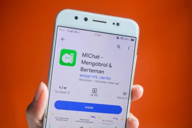 Wonosobo, Endonezya-17 Ocak 2024 Randevu Uygulaması Konsepti: İnsanlar Sosyal Medya Randevu Uygulamalarına Bakmak İçin Akıllı Telefon Kullanıyor. İnsanları aşırmak, Arama, Ekran Eşleşmesi, Gerçek Aşkı Bulmak