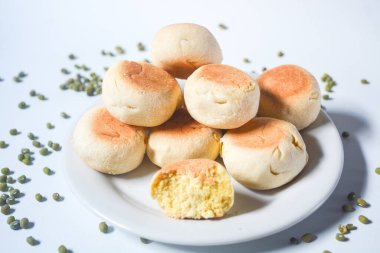 Java, Endonezya 'dan tipik bir atıştırmalık. Fındık, sade kahve ve hurma dolu Bakpia.