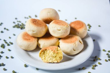 Java, Endonezya 'dan tipik bir atıştırmalık. Fındık, sade kahve ve hurma dolu Bakpia.