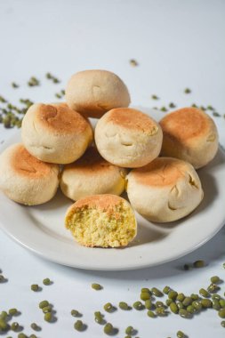 Java, Endonezya 'dan tipik bir atıştırmalık. Fındık, sade kahve ve hurma dolu Bakpia.