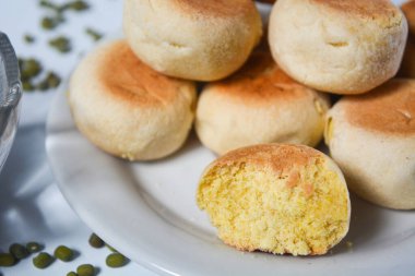 Java, Endonezya 'dan tipik bir atıştırmalık. Fındık, sade kahve ve hurma dolu Bakpia.