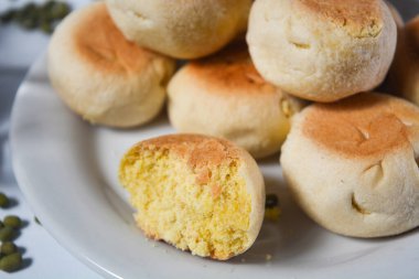 Java, Endonezya 'dan tipik bir atıştırmalık. Fındık, sade kahve ve hurma dolu Bakpia.