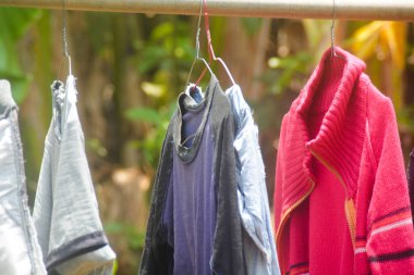 Kadın resepsiyonist kuru temizlemeden sonra temiz takım elbise giyer.