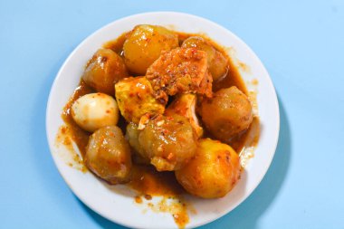 Siomay, geleneksel Endonezya yemeği, fıstık soslu balık köftesi. Arka plan mavi.