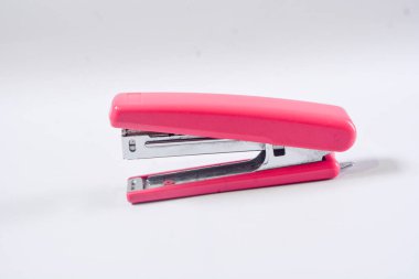 Beyaz arka planda izole pembe lekeler. Okul ve ofis kağıtları