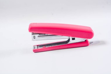 Beyaz arka planda izole pembe lekeler. Okul ve ofis kağıtları