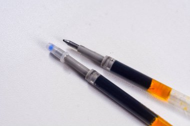 Tükenmez kalem ucu, beyaz deri kanepeye karalama, ya da araba koltukları..