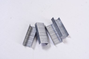 Var olan tüm zımba iğneleri kullanımda. Zımba iğnelerinin çıkarıldığı kağıt oyuğu da dahil. Yüksek çözünürlük Beyazda izole edilmiş.