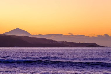 Gün batımında Kanarya Adası Büyük Kanarya 'dan Tenerife' deki Volkan Teide 'ye bakın..