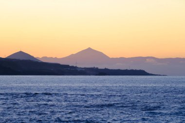 Gün batımında Kanarya Adası Büyük Kanarya 'dan Tenerife' deki Volkan Teide 'ye bakın..