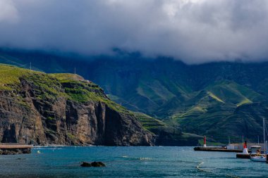 Agaete - Puerto de Las Nieves, Gran Canaria, İspanya - Okyanus yeşil tepeler ve beyaz bulutlar ile manzara.