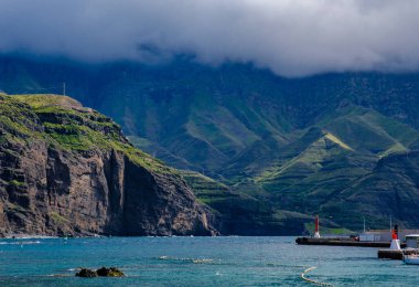 Agaete - Puerto de Las Nieves, Gran Canaria, İspanya - Okyanus yeşil tepeler ve beyaz bulutlar ile manzara.