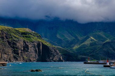 Agaete - Puerto de Las Nieves, Gran Canaria, İspanya - Okyanus yeşil tepeler ve beyaz bulutlar ile manzara.