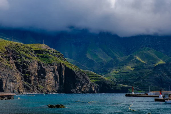 Agaete - Puerto de Las Nieves, Gran Canaria, İspanya - Okyanus yeşil tepeler ve beyaz bulutlar ile manzara.