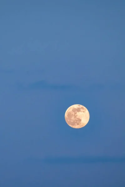 Une Pleine Lune Sur Ciel Bleu Gros Plan — Photo