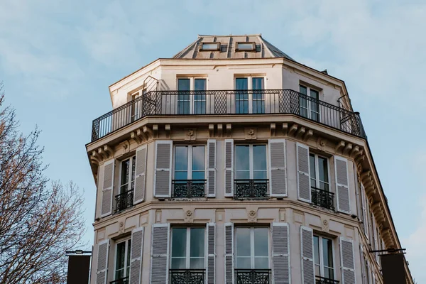 Das Äußere Eines Gealterten Wohnhauses Beiger Farbe Mit Glasfenstern Und — Stockfoto