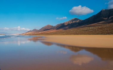 Kahve plajı ve Fuerteventura, İspanya 'daki okyanus suyundaki güzel yansımalar - Kanarya Adaları