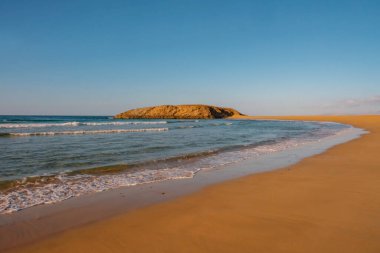 İspanya, Fuerteventura 'daki Cofete plajındaki La Islotta' da Kanarya Adaları