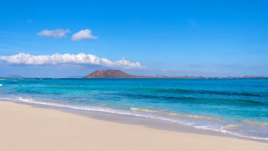 Corralejo sahili ve Lobos adası, mavi su ve altın kum ve Kanarya Adası Fuerteventura, İspanya.