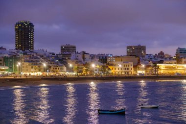 Las Palmas, Gran Canaria, İspanya - 10. Mart 2023: Kanarya Adaları, Las Canteras sahilinde akşam manzarası.