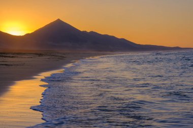 Fuerteventura, İspanya 'daki kanarya adasında, Cofete sahilinde gün batımı.