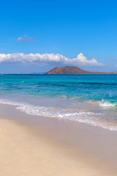 Visa Corralejo Stranden Och Lobos Blått Vatten Och Gyllene Sand — Stockfoto