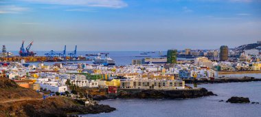 Las Palmas, Gran Canaria, İspanya - 6. Mart 2023: Limandaki hava manzarası, Las Canterals plajı ve Las Palmas de Gran Canaria şehri, İspanya.