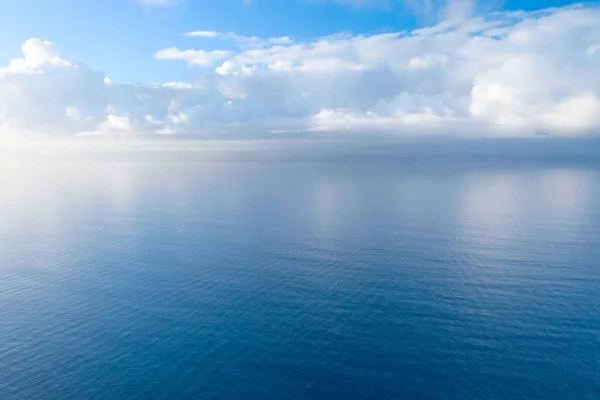海与水 美丽宁静的云彩映照在水面上 从大加那利群岛上的海妖看 免版税图库照片