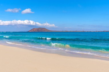 Corralejo sahili ve Lobos adası, mavi su ve altın kum ve Kanarya Adası Fuerteventura, İspanya.