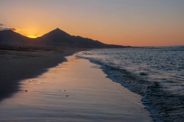 Fuerteventura, İspanya 'daki kanarya adasında, Cofete sahilinde gün batımı.