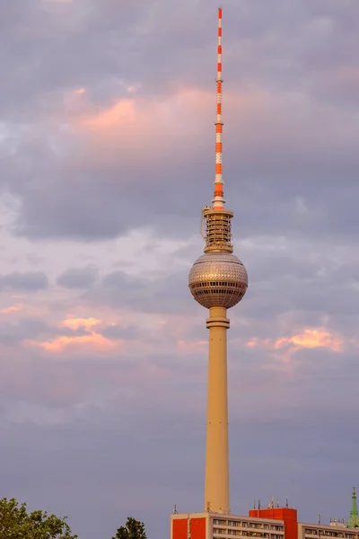Berliner Fernsehturm Sonnenuntergang Mit Schönen Wolken Dahinter — Stockfoto
