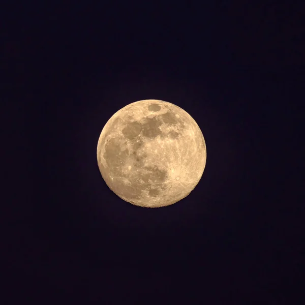 夜の空の満月 クローズアップは 自然の背景として使用することができます — ストック写真