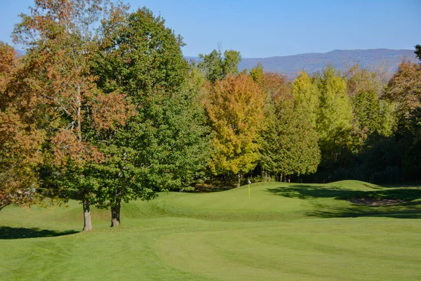 魁北克省秋天一个加拿大高尔夫俱乐部的美丽景色 — 图库照片