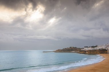 Albufeira, Algarve, Portekiz 'de kış mevsiminde terk edilmiş güzel bir sahil manzarası.