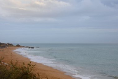 Albufeira, Algarve, Portekiz 'de kış mevsiminde terk edilmiş güzel bir sahil manzarası.