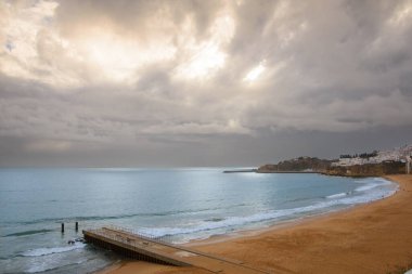 Albufeira, Algarve, Portekiz 'de kış mevsiminde terk edilmiş güzel bir sahil manzarası.