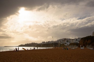 Albufeira, Algarve, Portekiz 'de kış mevsiminde terk edilmiş güzel bir sahil manzarası.