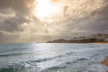 Albufeira, Algarve, Portekiz 'de kış mevsiminde terk edilmiş güzel bir sahil manzarası.
