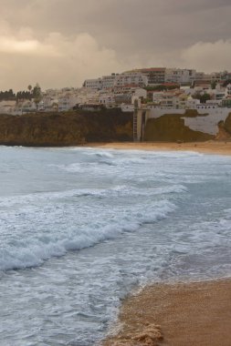Albufeira, Algarve, Portekiz 'de kış mevsiminde terk edilmiş güzel bir sahil manzarası.
