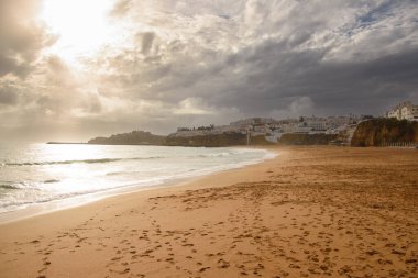 Albufeira, Algarve, Portekiz 'de kış mevsiminde terk edilmiş güzel bir sahil manzarası.