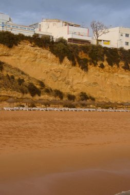 Albufeira, Algarve, Portekiz 'de kış mevsiminde terk edilmiş güzel bir sahil manzarası.