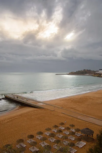 Albufeira, Algarve, Portekiz 'de kış mevsiminde terk edilmiş güzel bir sahil manzarası.