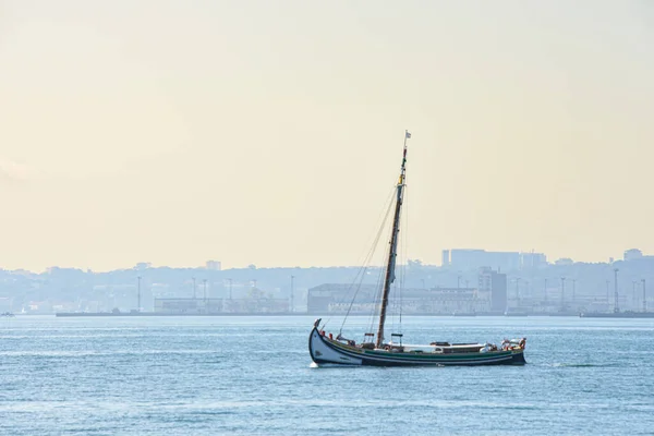 船载帆船在海湾水域的海景风景如画 — 图库照片