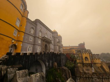 Pena Sarayı - Portekiz 'de bir saray, Sintra' nın üzerinde yüksek bir uçurumda yer alıyor ve fantastik bir sahte ortaçağ tarzına sahip.