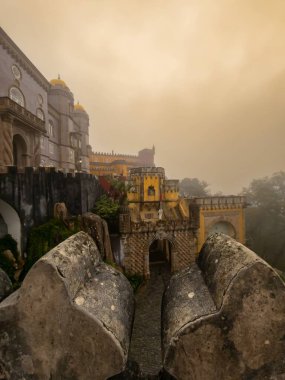 Pena Sarayı - Portekiz 'de bir saray, Sintra' nın üzerinde yüksek bir uçurumda yer alıyor ve fantastik bir sahte ortaçağ tarzına sahip.