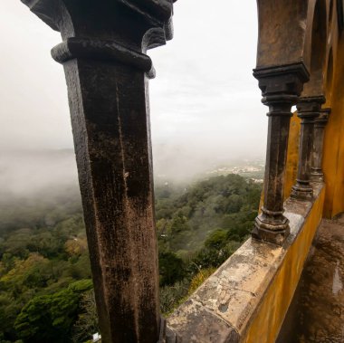 Pena Sarayı - Portekiz 'de bir saray, Sintra' nın üzerinde yüksek bir uçurumda yer alıyor ve fantastik bir sahte ortaçağ tarzına sahip.